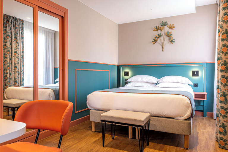 Bedroom 3, Best Western Montcalm, Paris