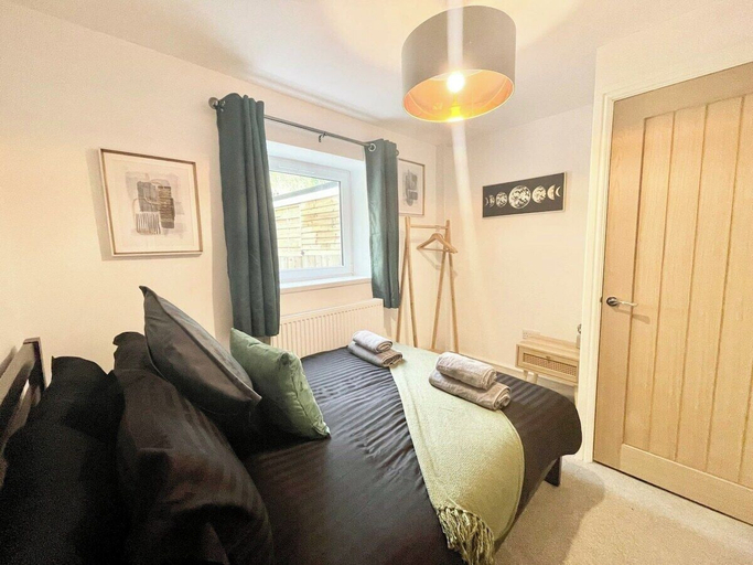 Exterior 5, Cozy & Spacious 3-bedroom Home, Swansea