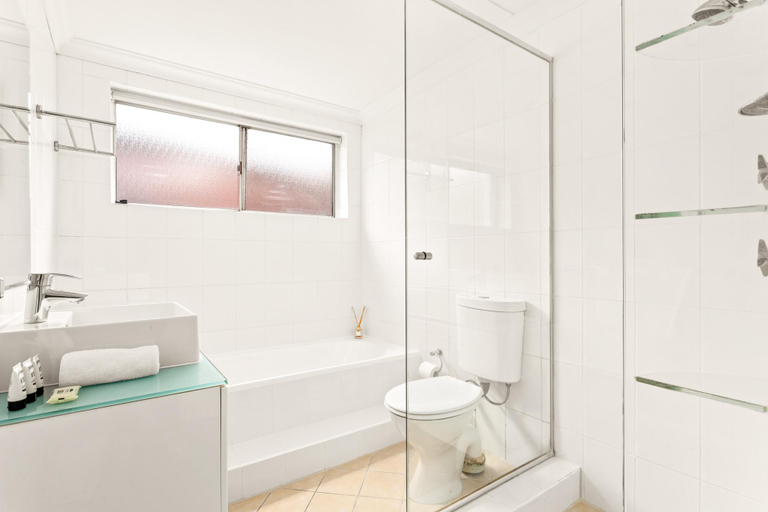 Bathtub, Bright and Convenient Apartment, Close to Shops, Sydney