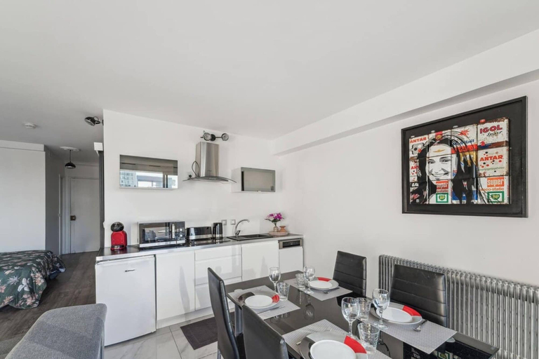 Dining room, Spacious Studio Balcony -La D Fense-bail Mobilit, Hauts-de-Seine