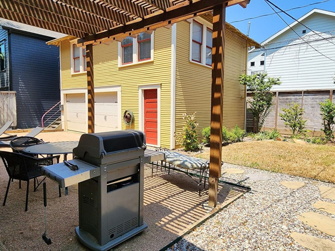 BBQ/picnic area 5, Quiet Heights Hideaway Walk to Restaurants, Houston