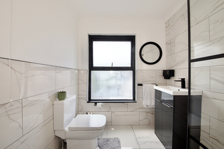 Bathroom 3, Modern City Apartment in London, London