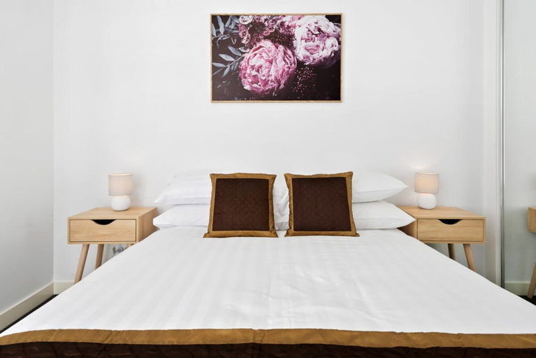 Room 2, Executive and Spacious Apartment With Balcony, Melbourne