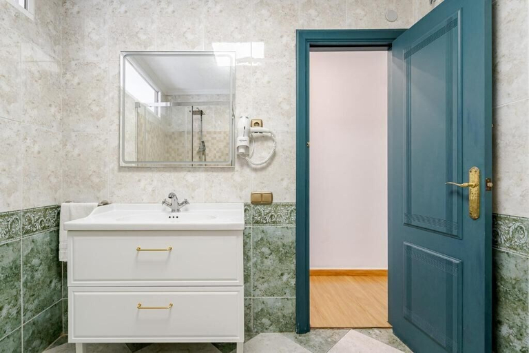 Bathroom 4, Hotel Agur, Málaga