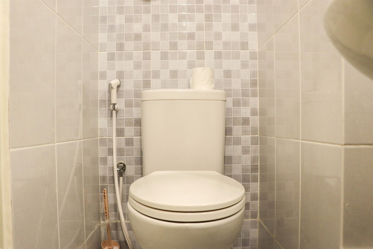 Bathroom 3, Relaxing Studio Apartment At Tokyo Riverside Pik 2, Tangerang