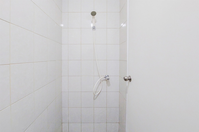 Bathroom 5, ミニマリスト スタジオ アパートメント アット ポリス 88 ウィズ シティ ビュー, Tangerang