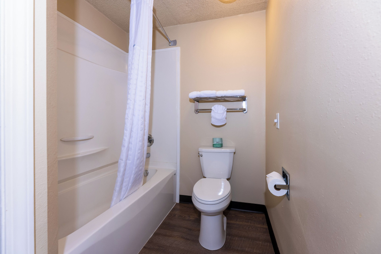 Bathroom 4, Gateway Inn, Idaho