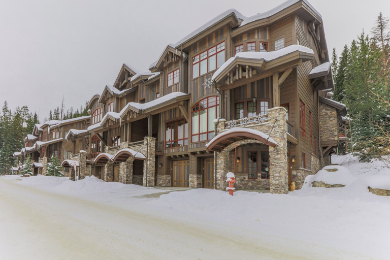Exterior & Views 2, Iron Horse Manor 4 Bedroom Home, Grand
