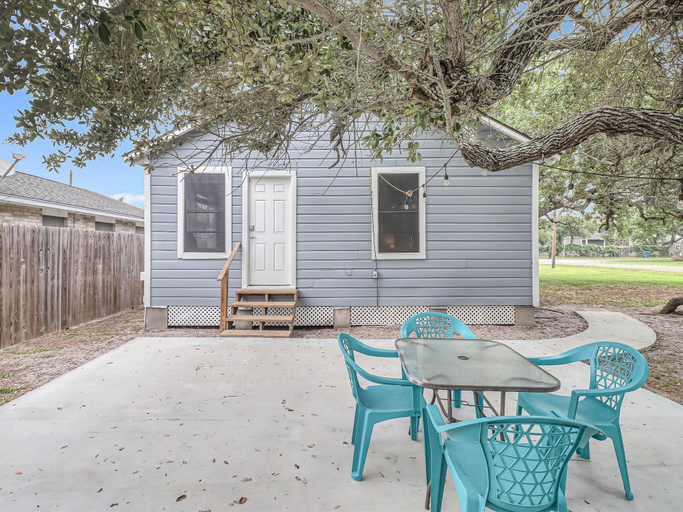 Outdoor dining 3, Merry Macaw Rp203b 1 Bedroom Duplex by RedAwning, Aransas