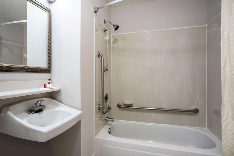 Bathroom 3, Travelodge By Wyndham Fort Wayne North, Allen