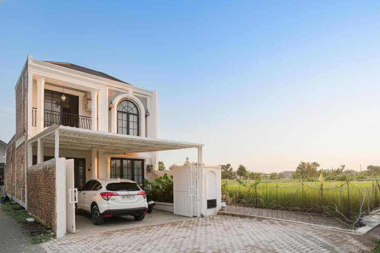 Exterior & Views