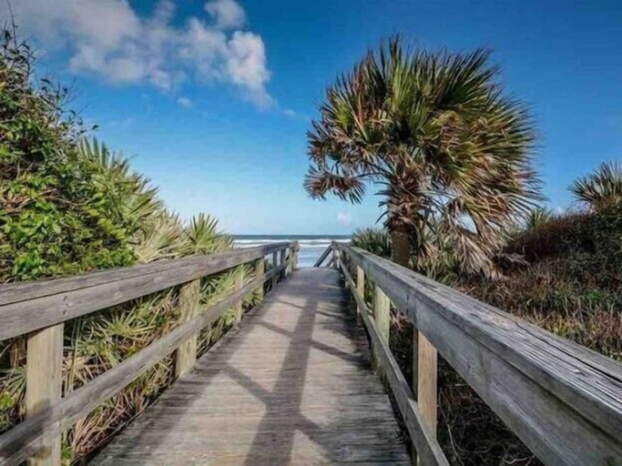 Room 4, Sunny 3BR Condo Steps to Beach Pool NSB FL, Volusia