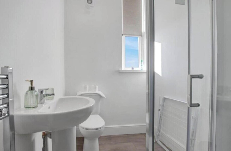 Bathroom 3, The Cardiff Comfort 2-bed Apartment, Cardiff