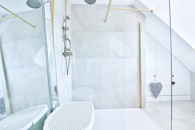 Bathroom 2, Modern 5-bed Retreat With Parking, Swansea