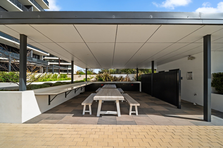 Outdoor dining 3, Stylish 2-bed Apartment With Luxe Amenities Access, Canberra