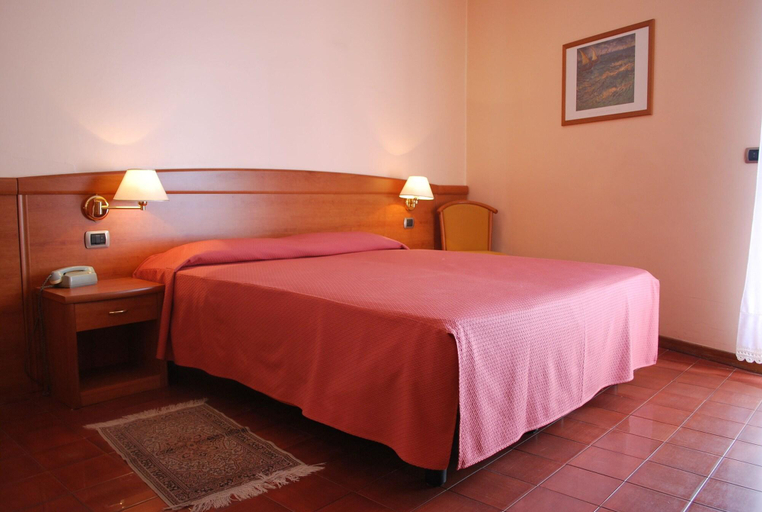 Bedroom 3, Hotel Siena, Verona