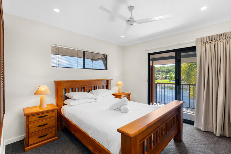 Room 5, Bright 3-bedroom Beachside Stay With Pool & BBQ, Cairns