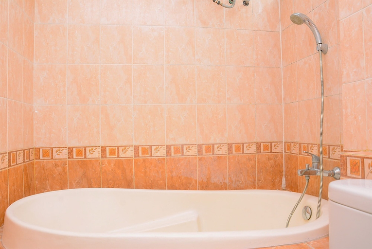 Bathroom 3, Cozy 3BR at Grand Palace Kemayoran Apartment, Jakarta Pusat