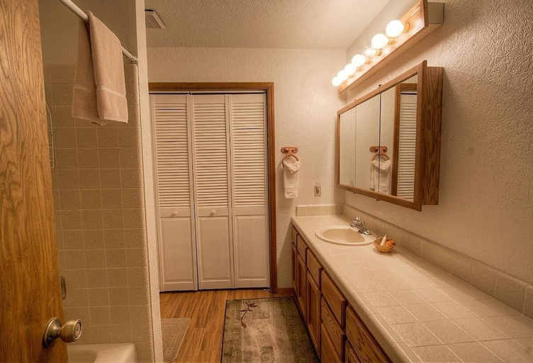 Bathroom 5, Aspen View Lodge 3 Bedroom Home by RedAwning, El Dorado