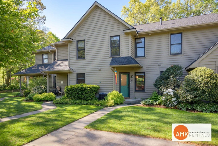 Room 3, Charming Bayview - Downtown Condo With Pool, Allegan