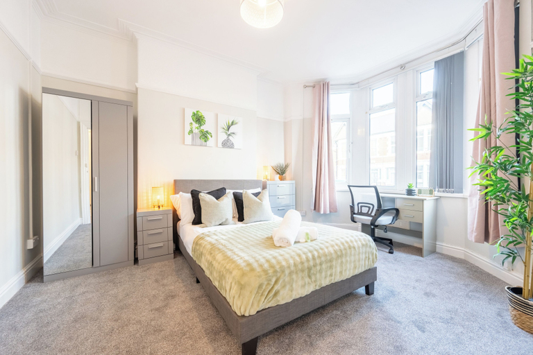 Room 2, Spacious 4-Bedroom House with Garden, Cardiff