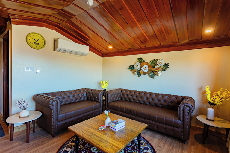 Room 2, The Hosteller Shimla Valley View, Shimla
