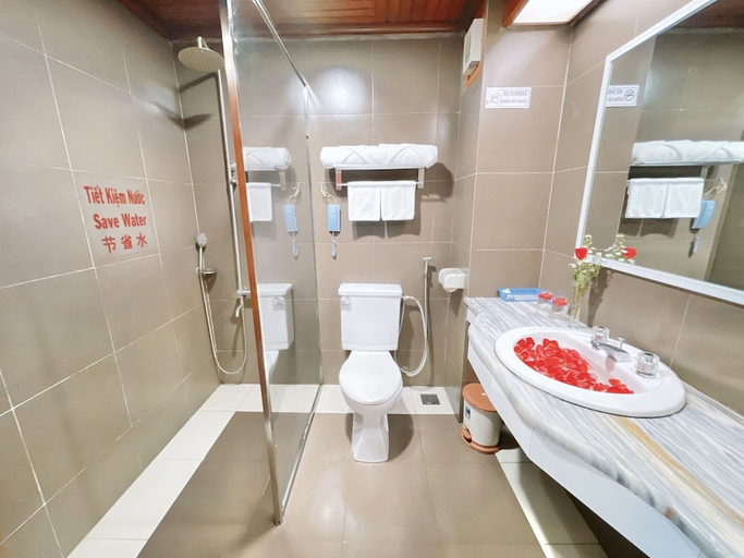Bathroom, Hanh Long 1 Hotel, District 5