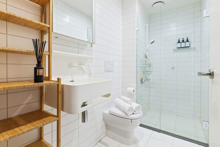 Interior 5, City View 2br, Free Parking, Bright & Central Apt, Melbourne