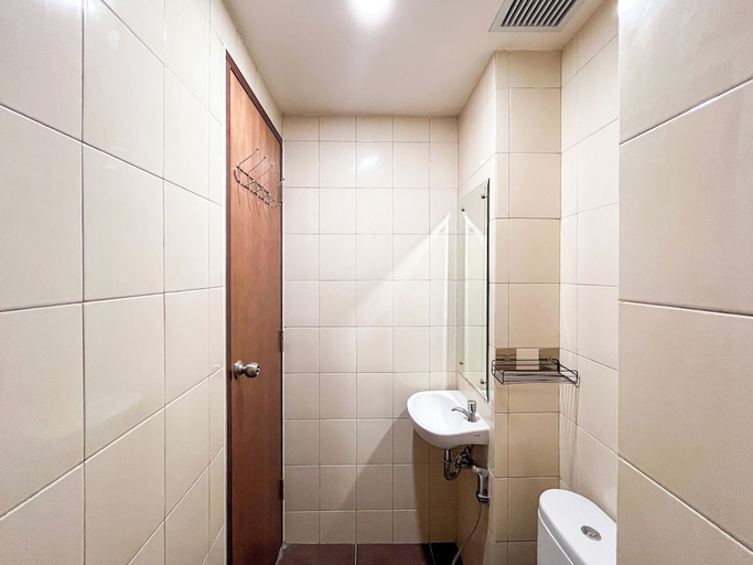 Bathroom 2, Minimalist Studio Vida View Makassar Apartment, Makassar