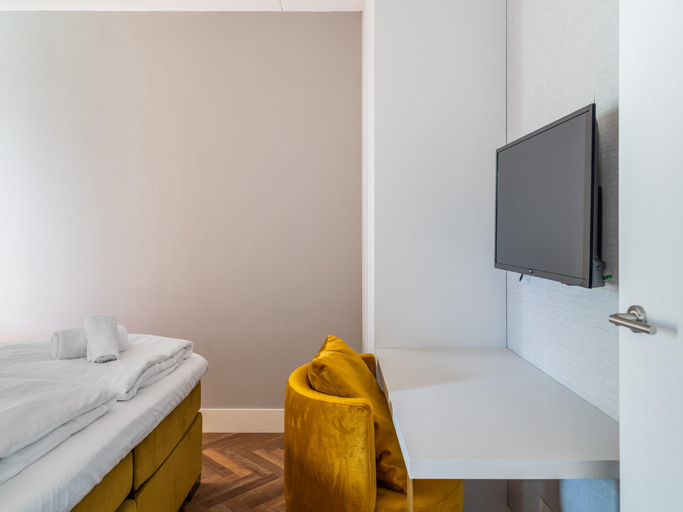 2, Inviting apartment with a garden, Zijpe