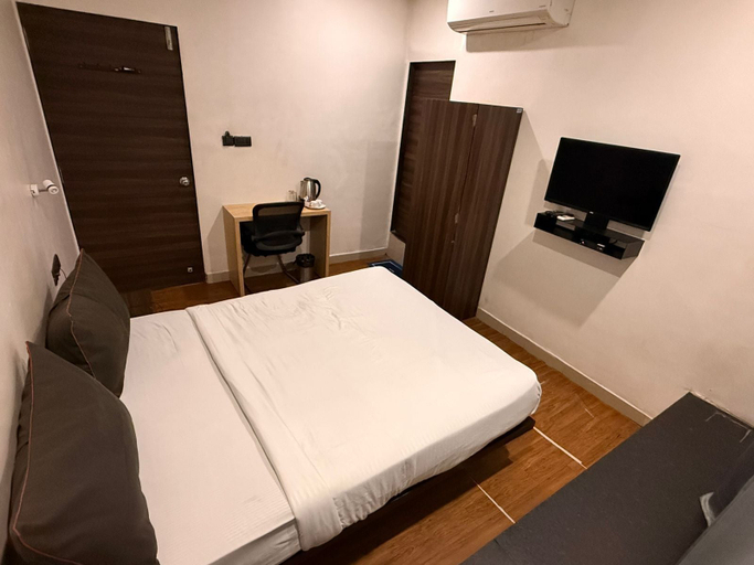 Room 5, HOTEL LOTUS, Surat