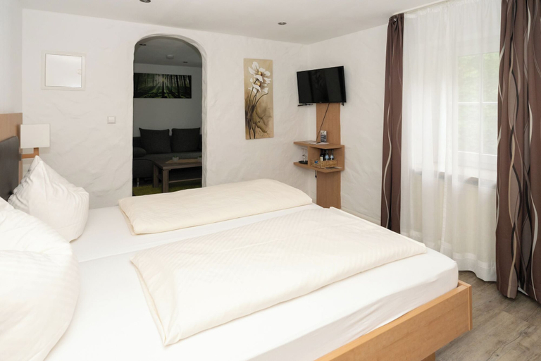 Bedroom 3, Hotel Garni BURG WALDENSTEIN, Rems-Murr-Kreis