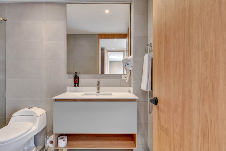 Room 5, w Compelling 1BR w Balcony in Santa Barbara, Santafé de Bogotá
