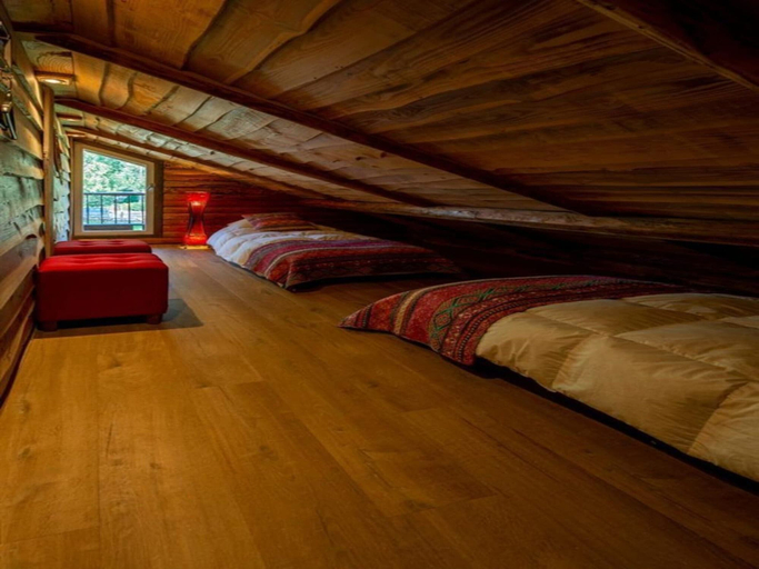 Room 3, Spacious Wooden Chalet With Covered Terrace, Baarle-Nassau