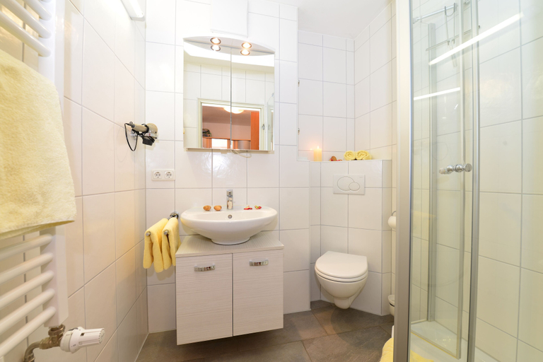 Bathroom 4, Familienhotel Kleinwalsertal, Bregenz