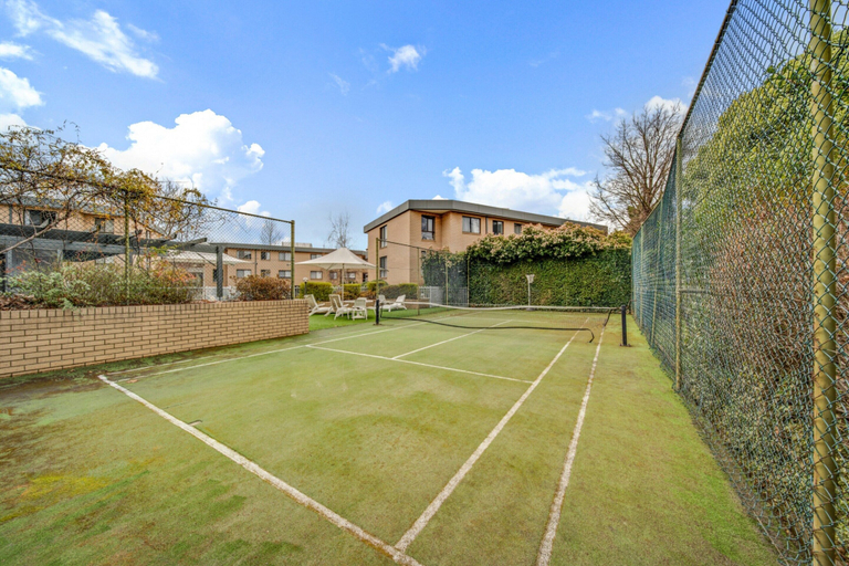 Sport court, 2-bed With Pool, Bbq, Tennis Court & Parking, Canberra