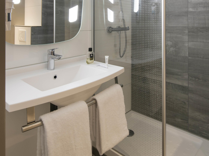 Bathroom 4, ibis Tilburg, Tilburg