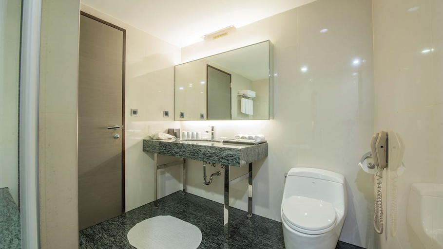 Bathroom 4, CHECK inn SELECT Taichung Dadun, Taichung