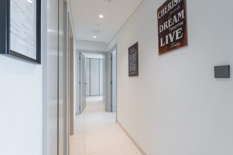 Room 4, Mesmerizing 2BR in Emaar Beachfront With Sea Views, Dubai