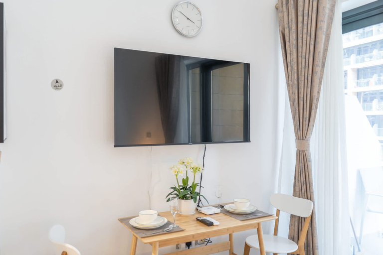 Room 5, Peaceful Studio in Azizi Riviera 38 With Pool View, Dubai