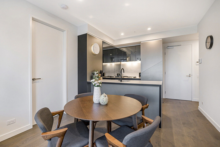 Dining 4, Modern City Apartment With Stunning Views, Melbourne