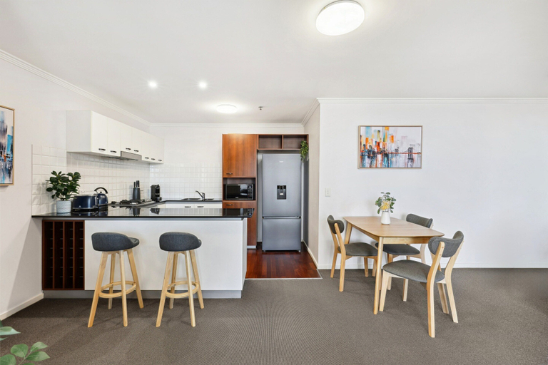 Dining 2, 2-bed City Abode With Swimming Pool, Gym & Views, Brisbane