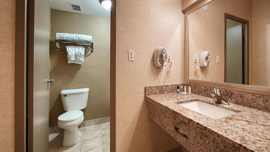 Bathroom 3, Best Western Plus Durham Hotel and Conference Centre, Durham