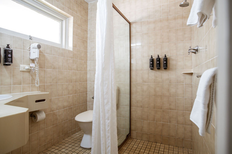 Bathroom 5, Hospitality Esperance, SureStay Collection by Best Western, Esperance