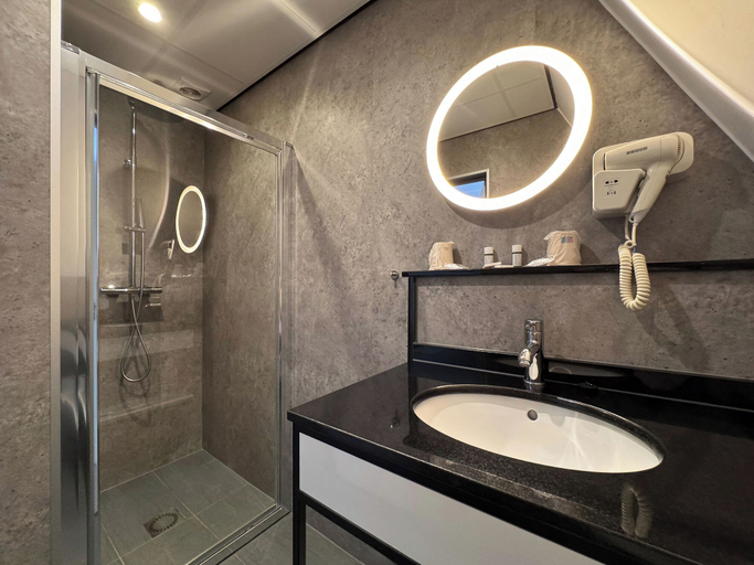Bathroom 4, Atlas Hotel Village, Brielle