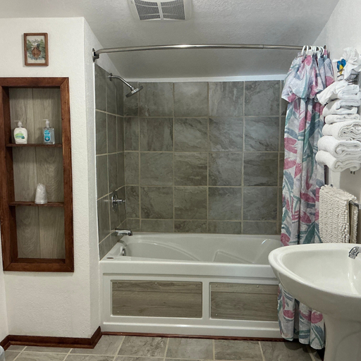 Bathroom 3, Cascade Motel, Lane