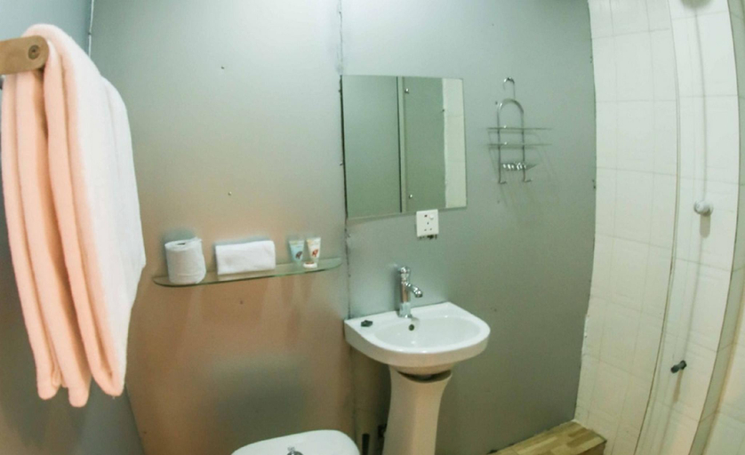 Bathroom 3, The Snug Hotel, Mainland