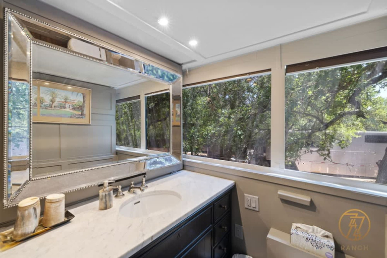 Room 4, The Aspen Unit in Austin, Travis