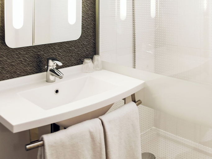 Bathroom 4, ibis Orange Centre Échangeur A7 A9, Vaucluse