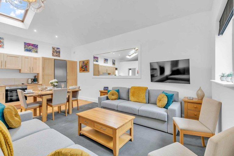 Room 1, Garden Lodge With Parking By My Getaways, Brighton and Hove